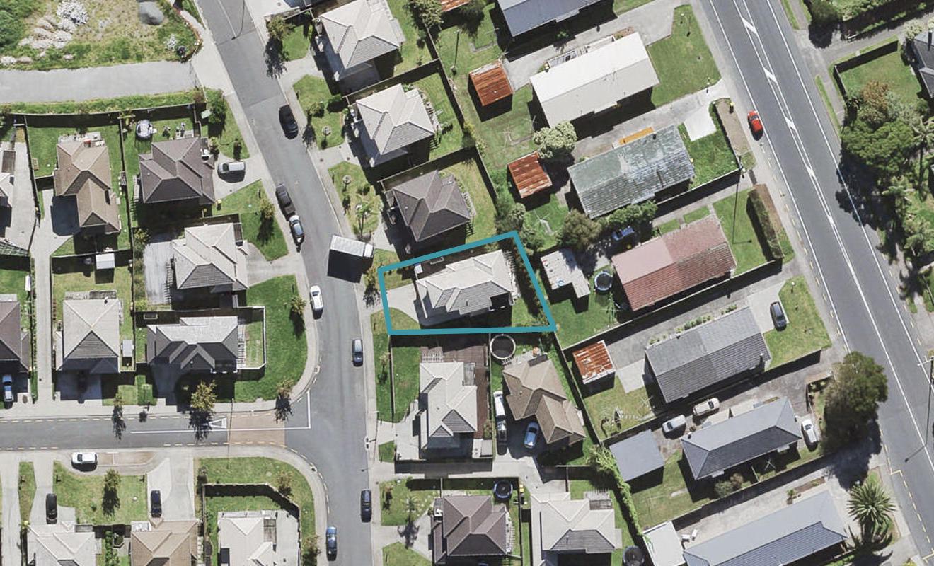 11 Bordeaux Parade, Te Atatu South, Auckland - Carousel 1
