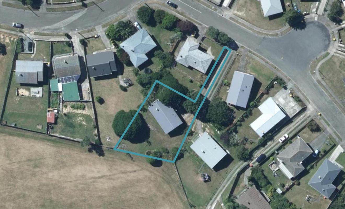 6 Carnavon Place, Cannons Creek, Porirua - Carousel 1