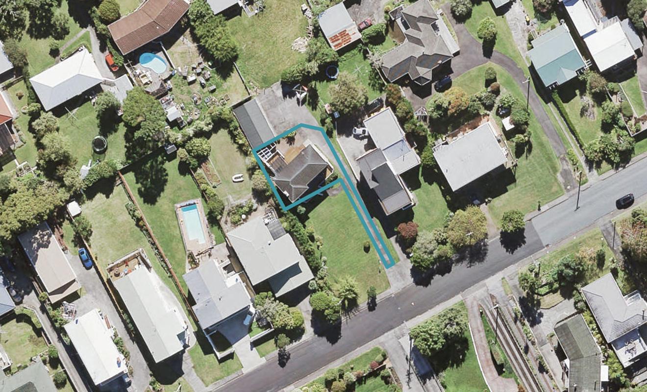 77 Cliff View Drive, Green Bay, Auckland - Carousel 1