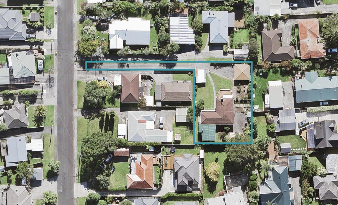 10A Bishop Street, Green Bay, Auckland - Carousel 1