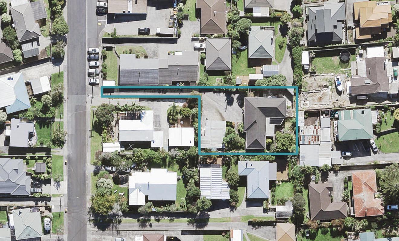 6A Bishop Street, Green Bay, Auckland - Carousel 1