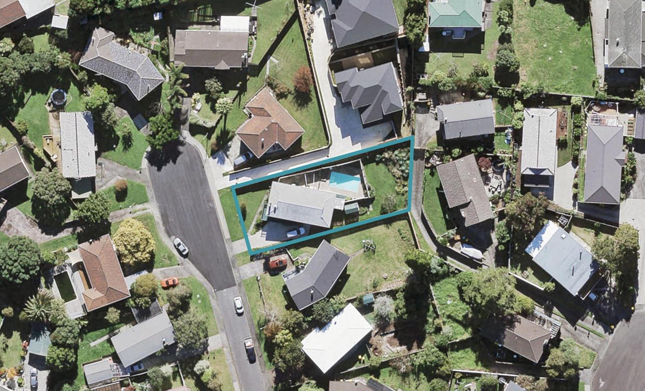 9 Verena Place, Green Bay, Auckland - Carousel 1