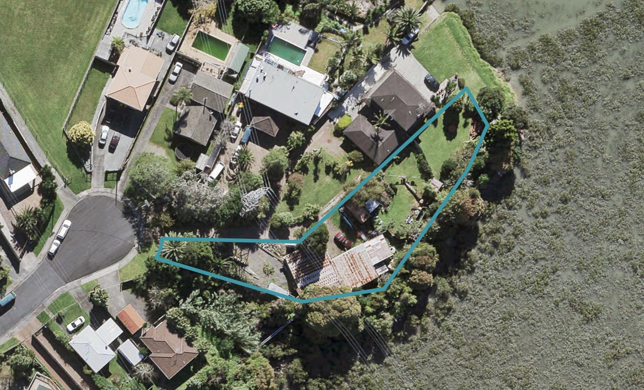 22 Meadow Crescent, Te Atatu South, Auckland - Carousel 1