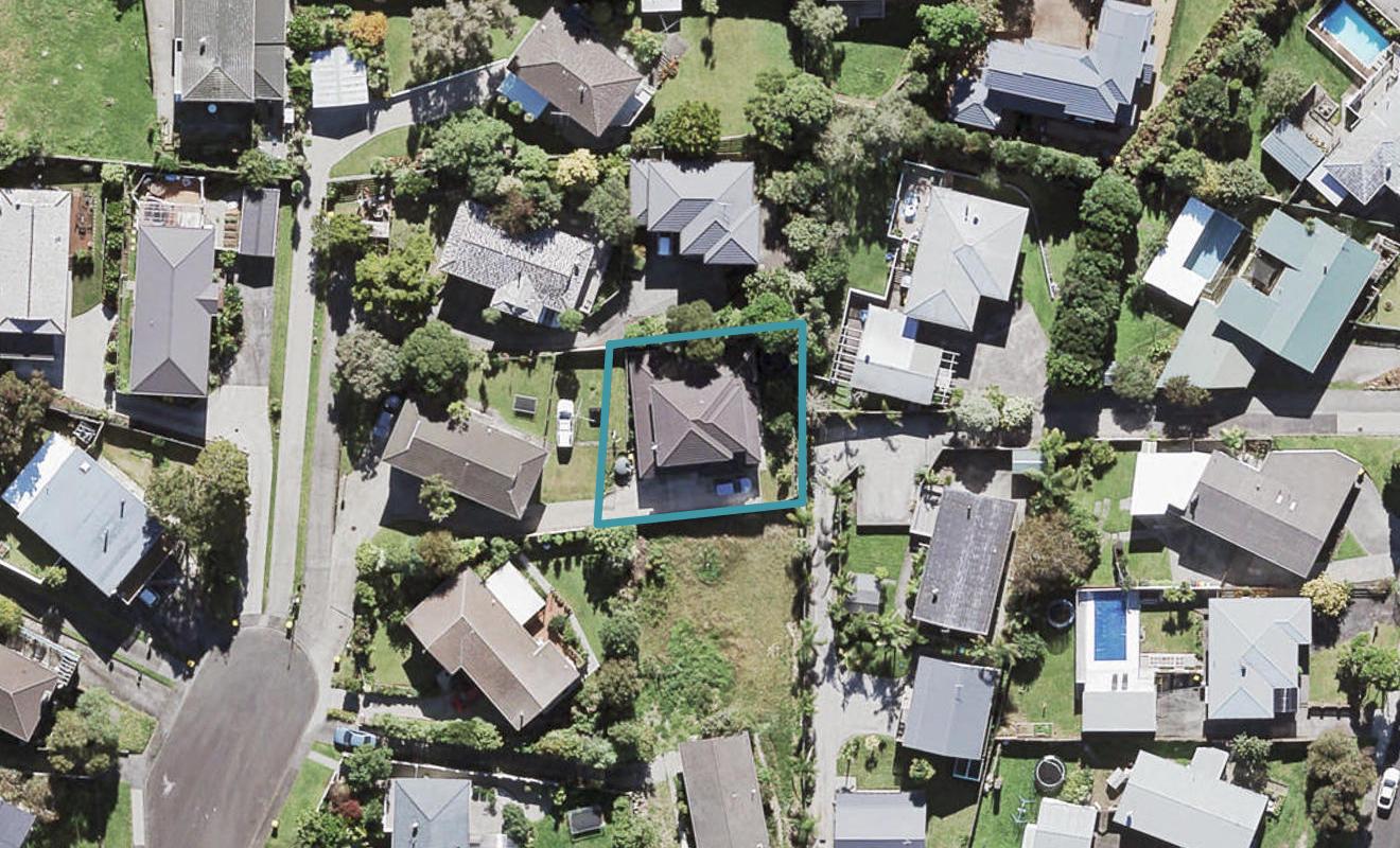 11A Halcombe Place, Green Bay, Auckland - Carousel 1