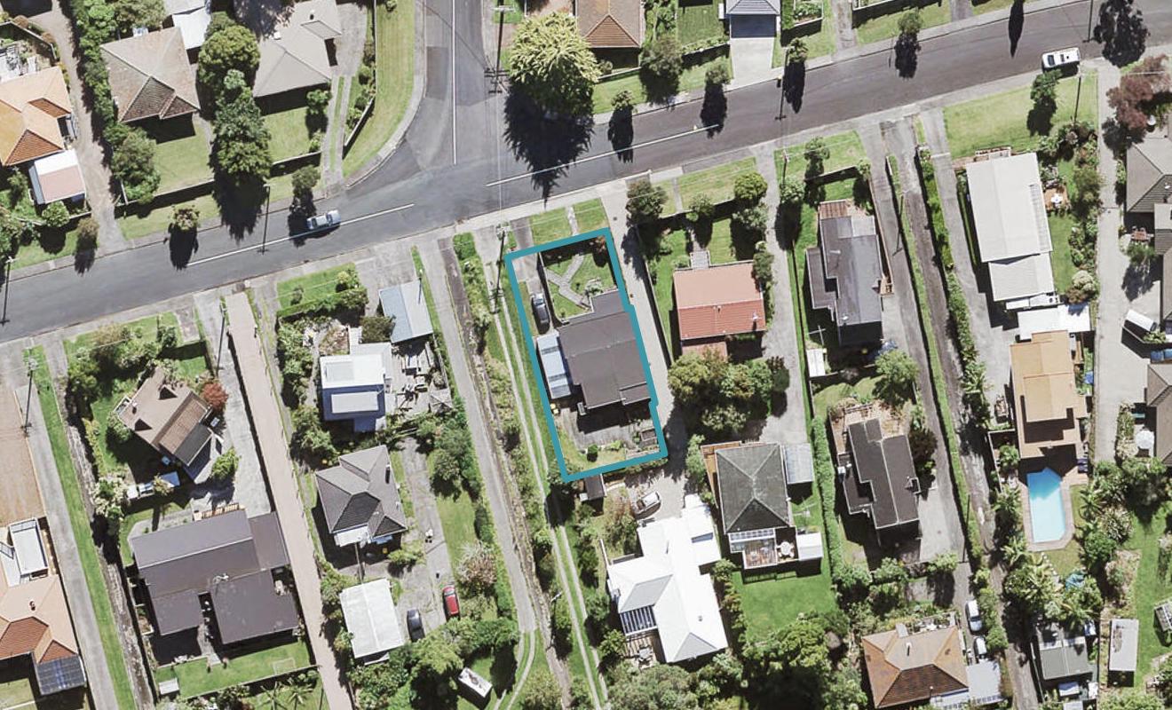 14 Cliff View Drive, Green Bay, Auckland - Carousel 1