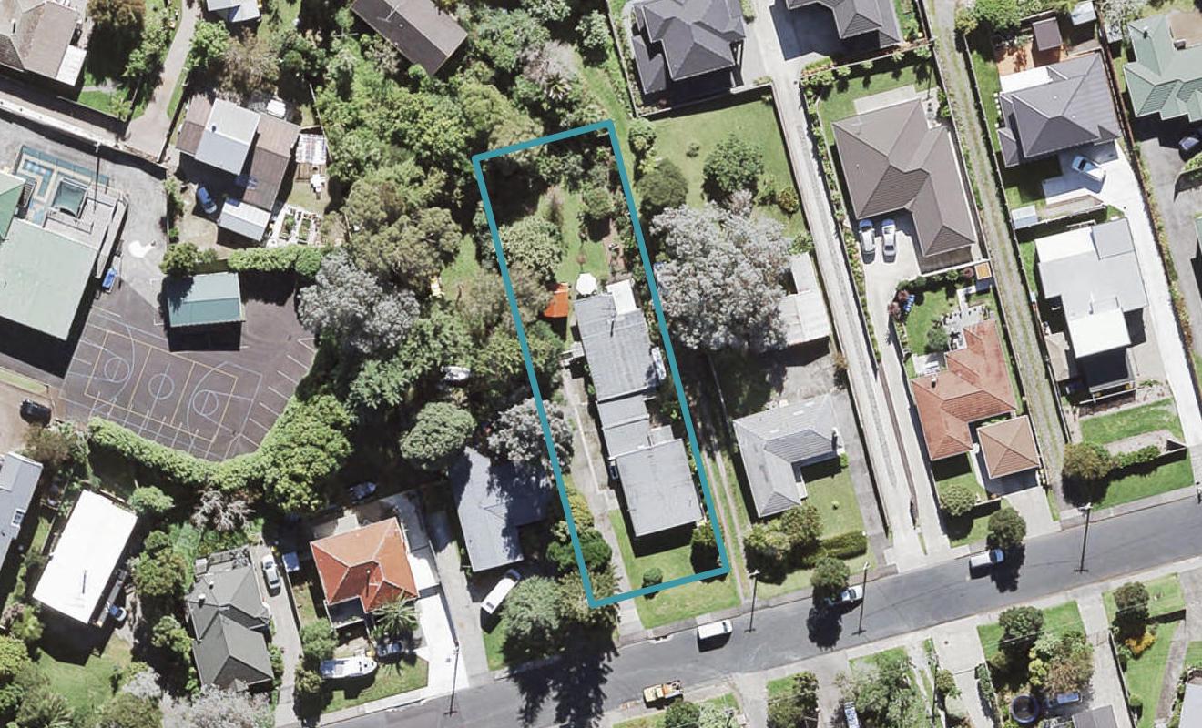 39A Cliff View Drive, Green Bay, Auckland - Carousel 1