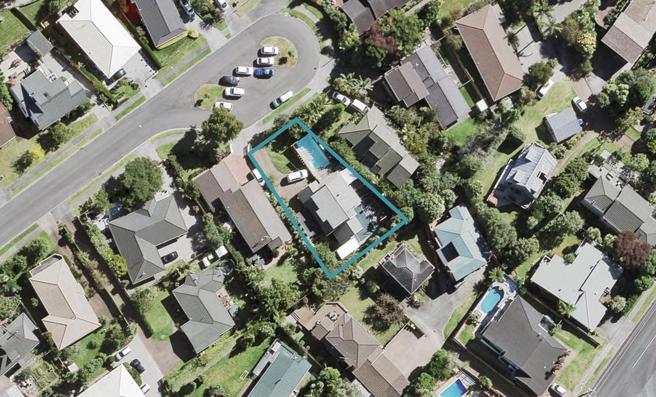 39 Taupiko Place, Green Bay, Auckland - Carousel 1
