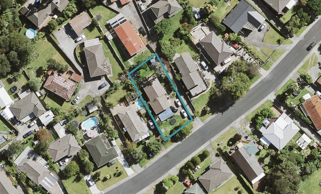 27 Staincross Street, Green Bay, Auckland - Carousel 1