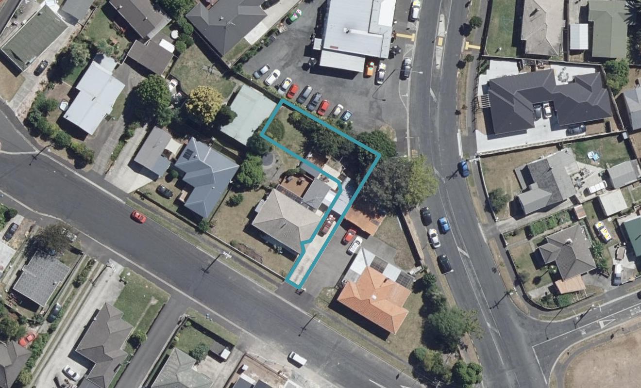 4/4 Carey Street, Maeroa, Hamilton - Carousel 1