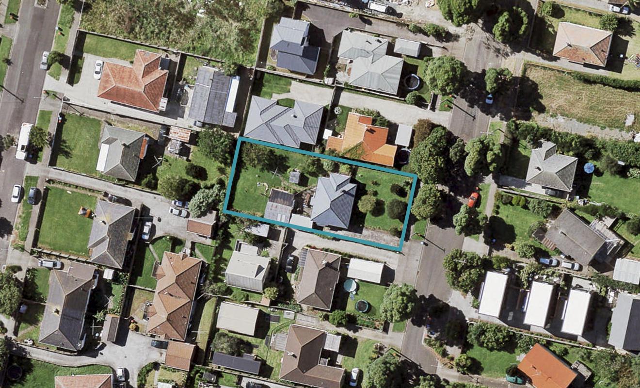 15 Waddell Avenue, Point England, Auckland - Carousel 1