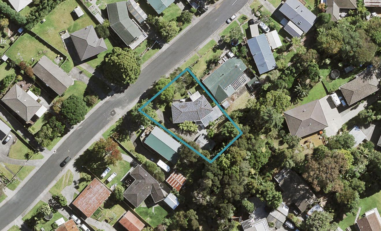 8 Staincross Street, Green Bay, Auckland - Carousel 1