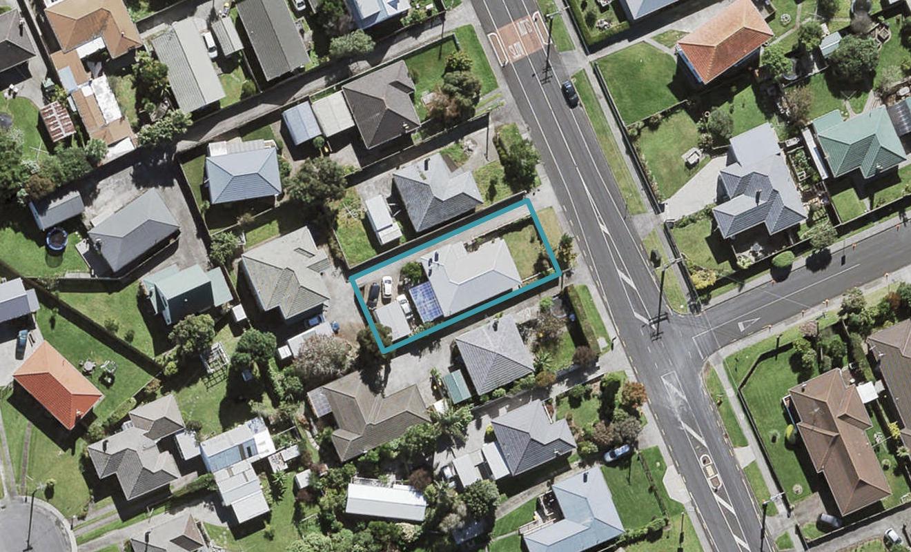 48 Flanshaw Road, Te Atatu South, Auckland - Carousel 1