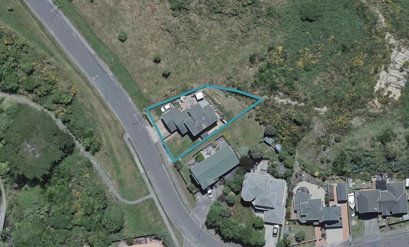 15 Domanski Crescent, Owhiro Bay, Wellington - Carousel 1