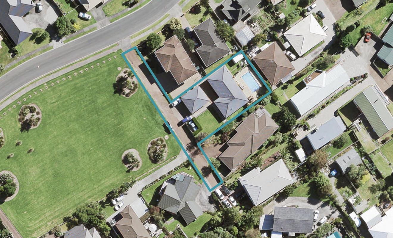 23 Taupiko Place, Green Bay, Auckland - Carousel 1