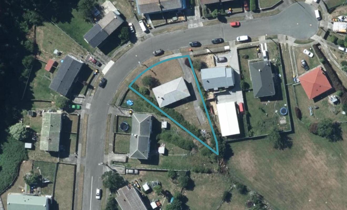 8 York Place, Cannons Creek, Porirua - Carousel 1