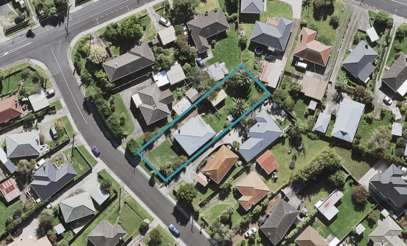 6 Mackenzie Street, Te Atatu South, Auckland - Carousel 1