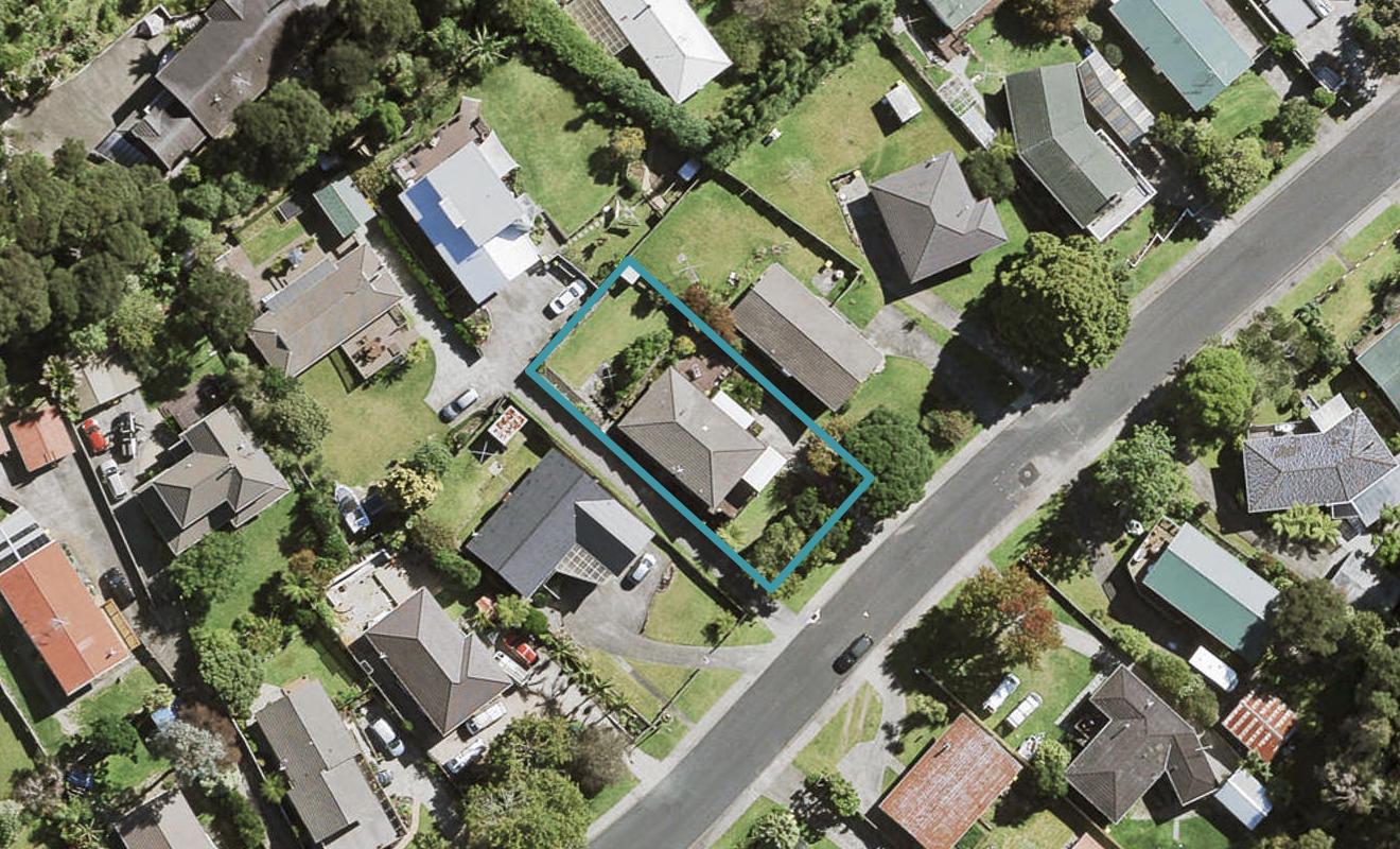 11 Staincross Street, Green Bay, Auckland - Carousel 1