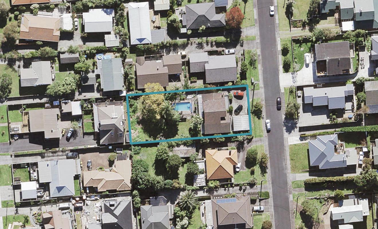 9 Harrybrook Road, Green Bay, Auckland - Carousel 1
