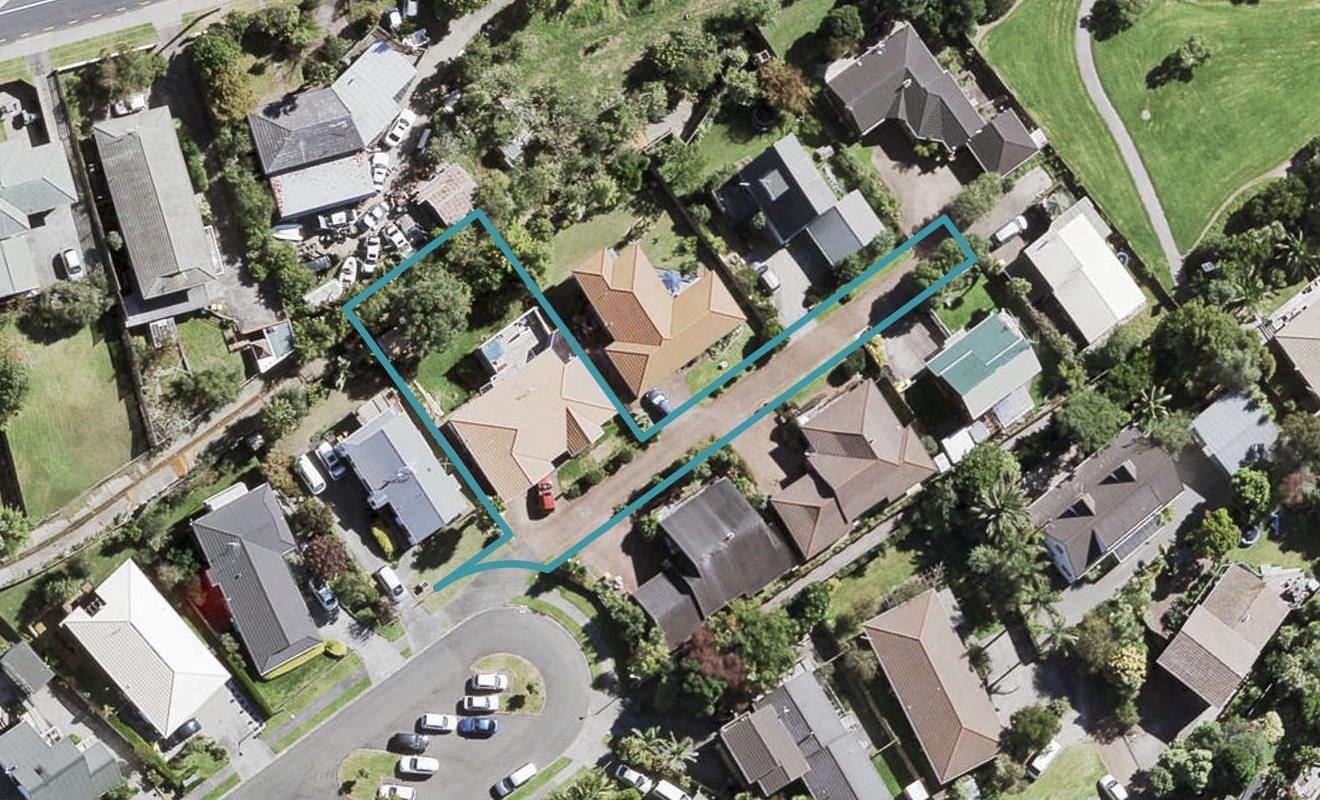 30 Taupiko Place, Green Bay, Auckland - Carousel 1