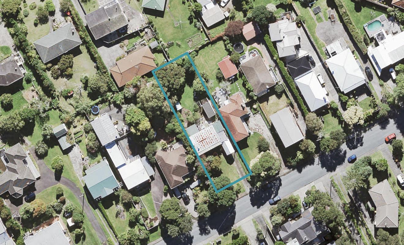 61 Cliff View Drive, Green Bay, Auckland - Carousel 1
