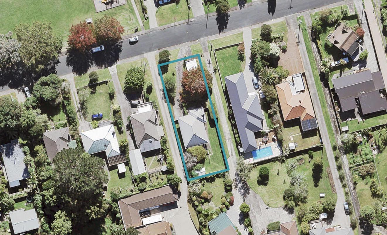 40 Cliff View Drive, Green Bay, Auckland - Carousel 1
