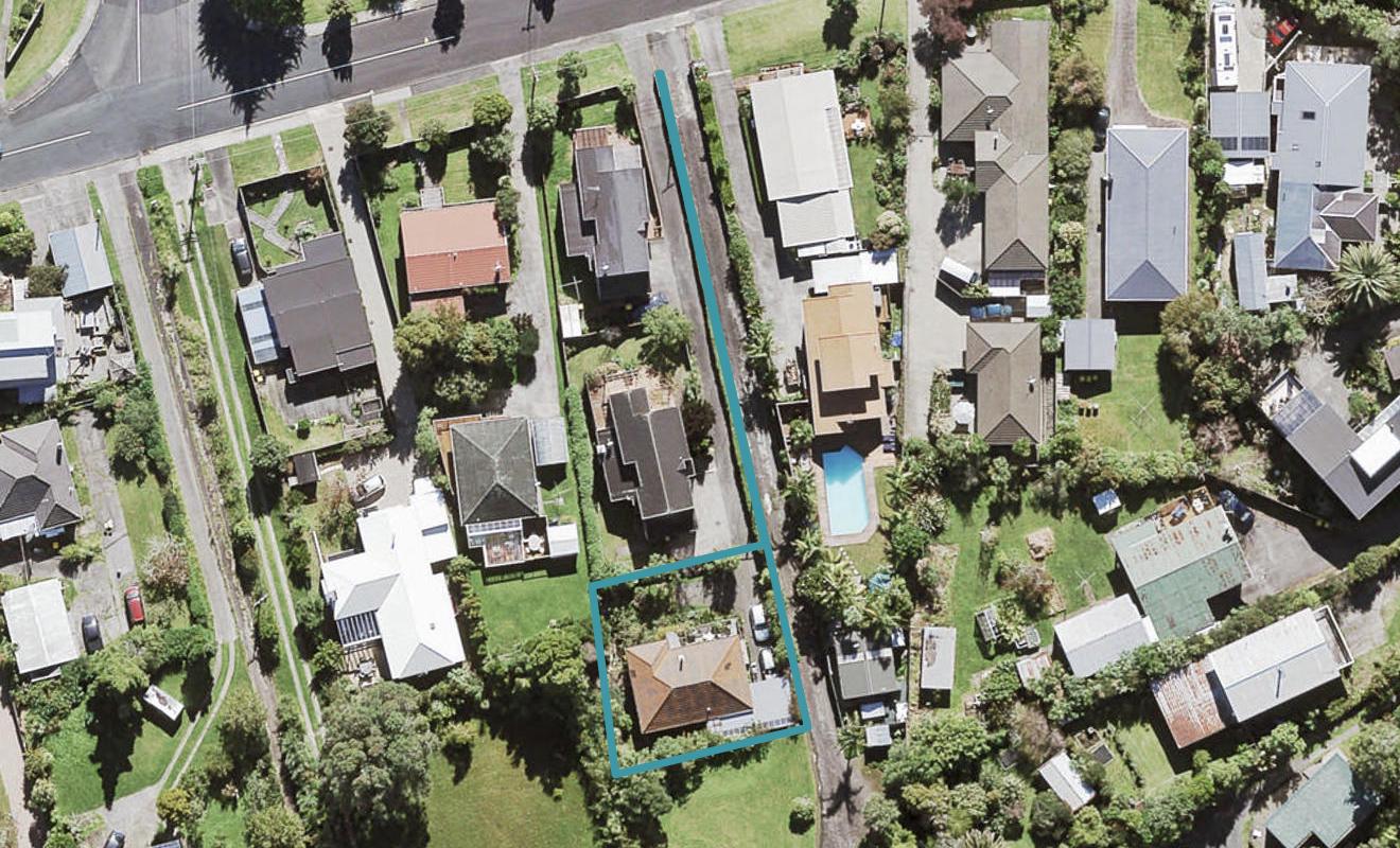 10B Cliff View Drive, Green Bay, Auckland - Carousel 1