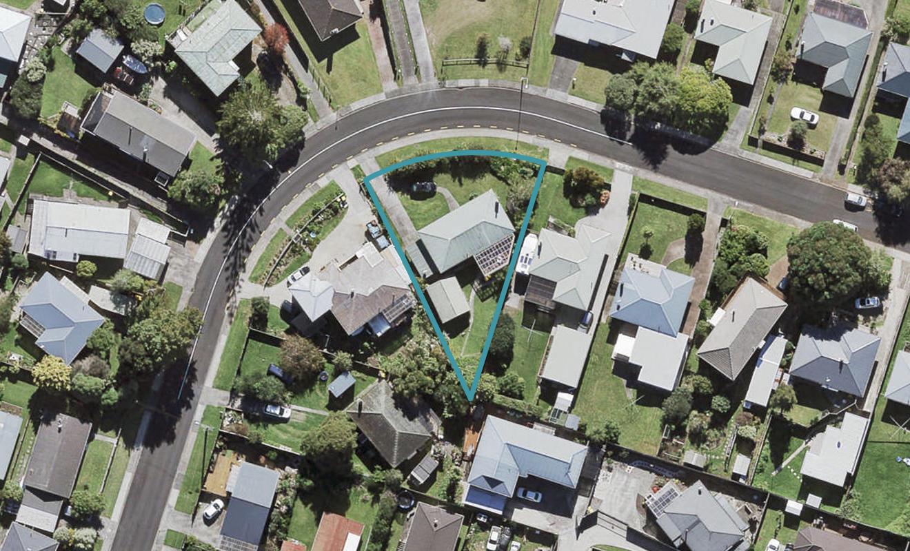 7 Ozich Avenue, Te Atatu South, Auckland - Carousel 1