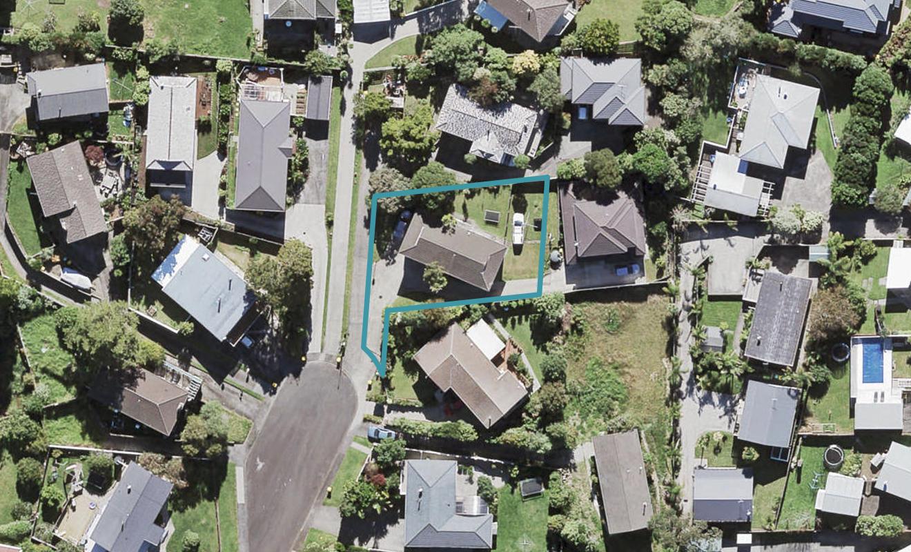 11 Halcombe Place, Green Bay, Auckland - Carousel 1