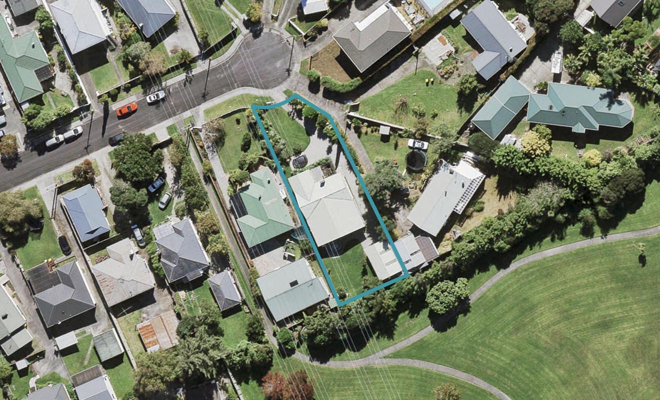 13 Marlene Avenue, Te Atatu South, Auckland - Carousel 1