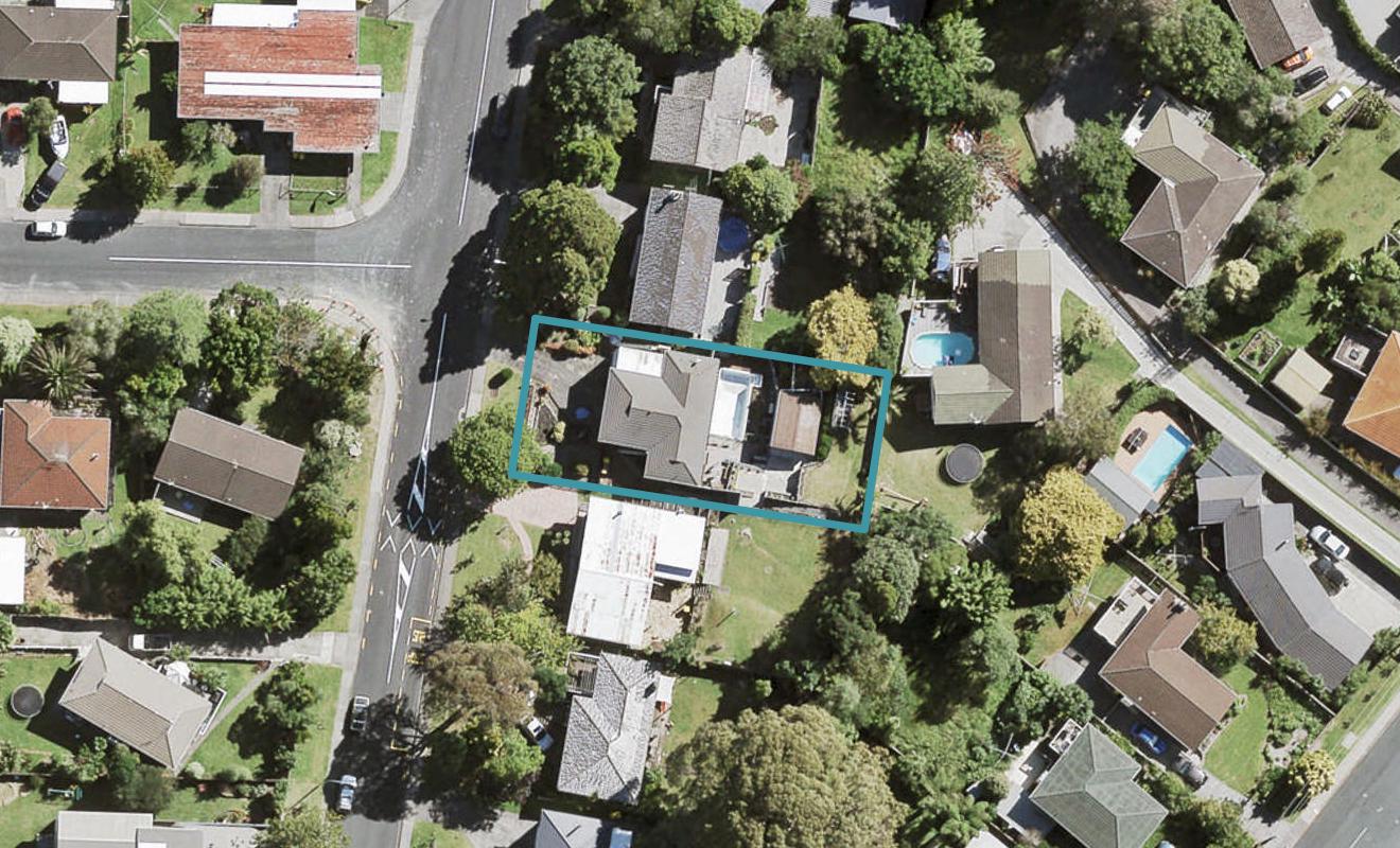 11 Castleford Street, Green Bay, Auckland - Carousel 1