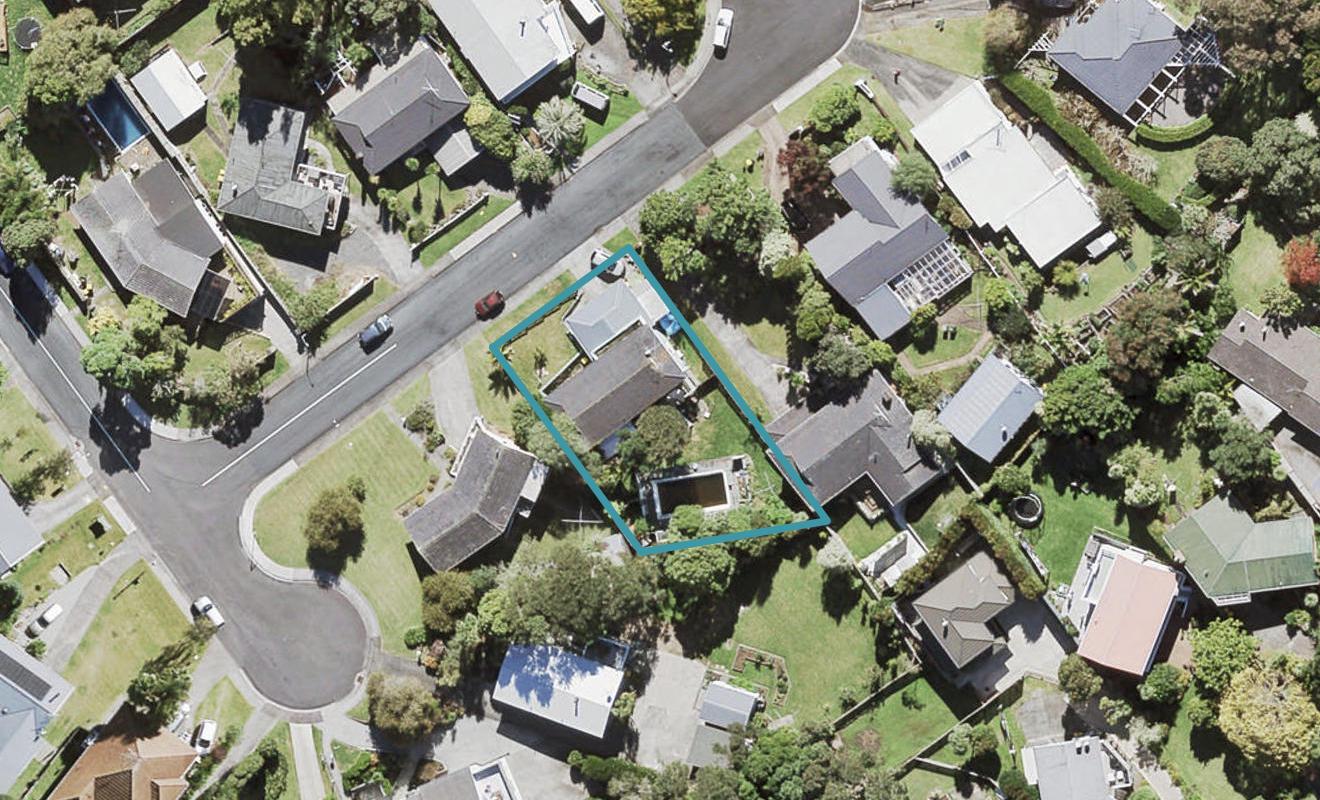 4 Glenroy Place, Green Bay, Auckland - Carousel 1