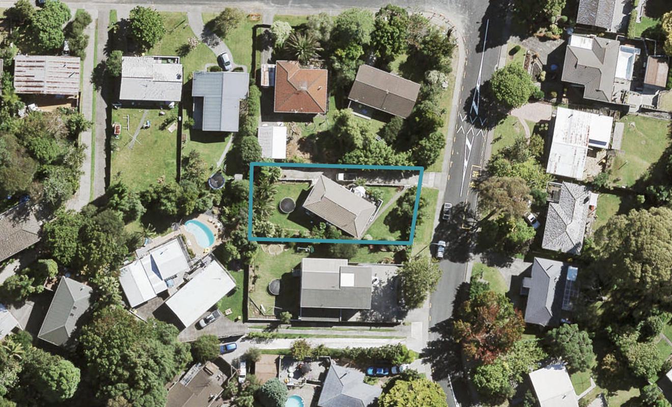 14 Castleford Street, Green Bay, Auckland - Carousel 1
