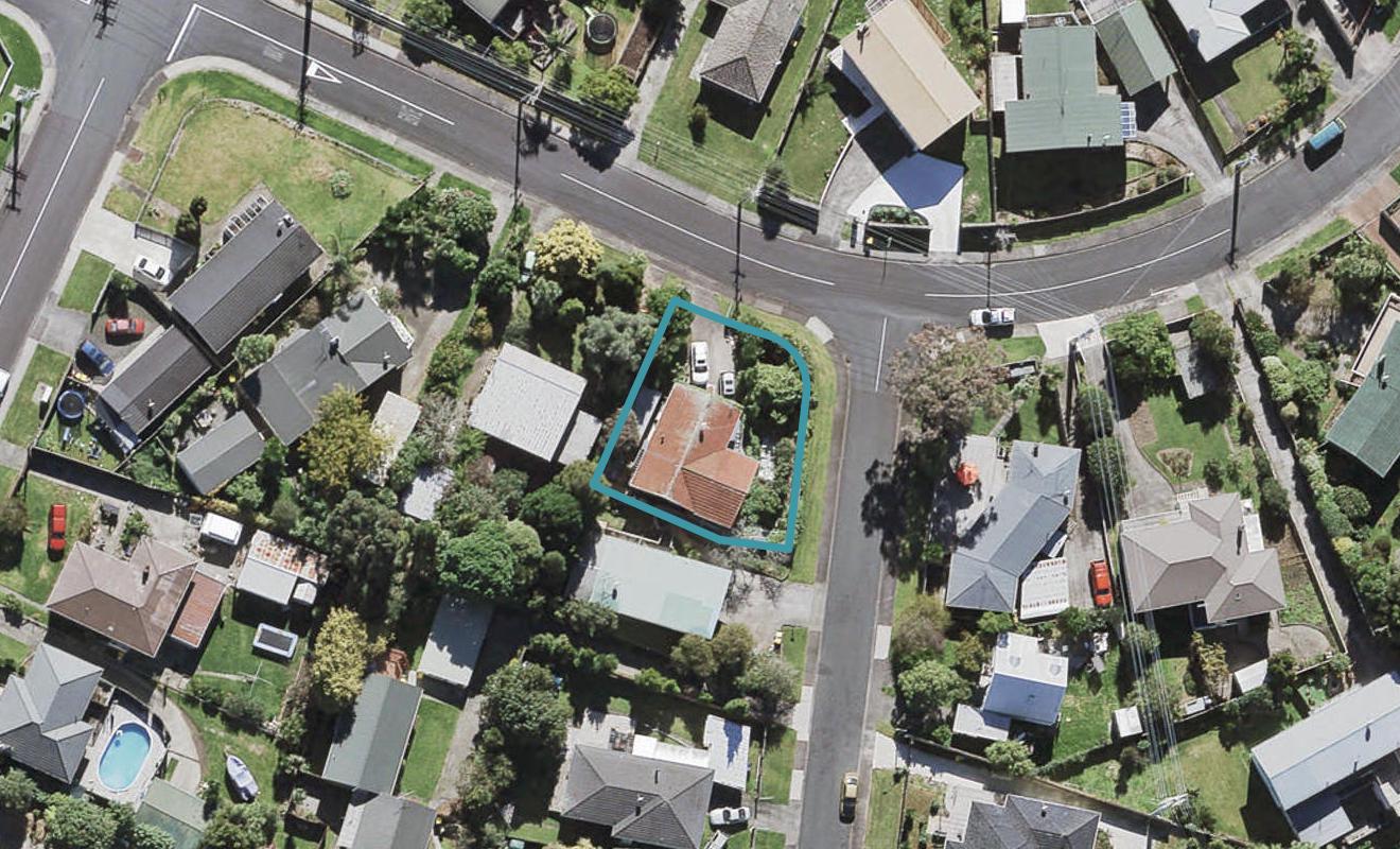 7 Meadow Crescent, Te Atatu South, Auckland - Carousel 1