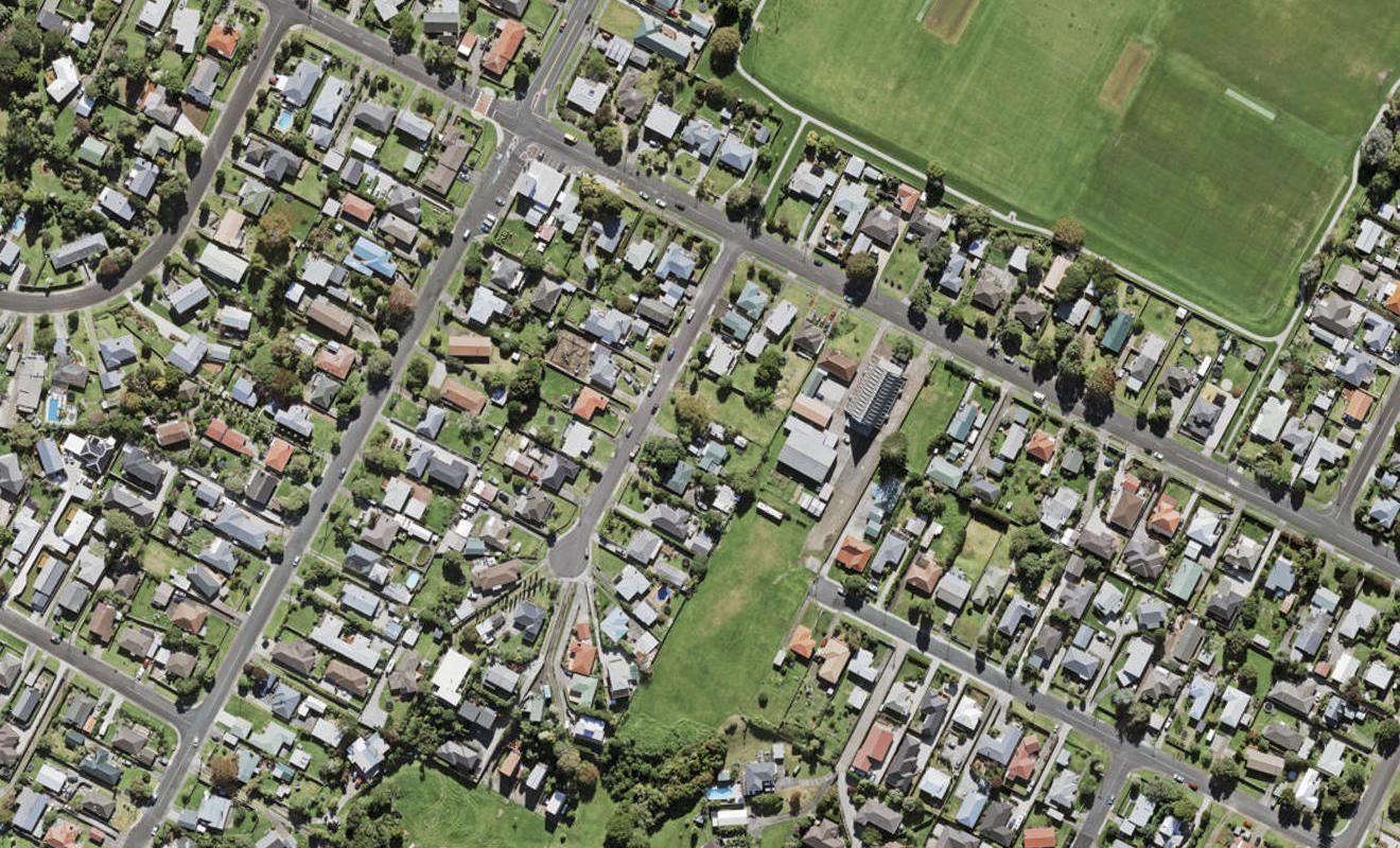 2/4 Edgerton Road, Te Atatu Peninsula, Auckland - Carousel 1