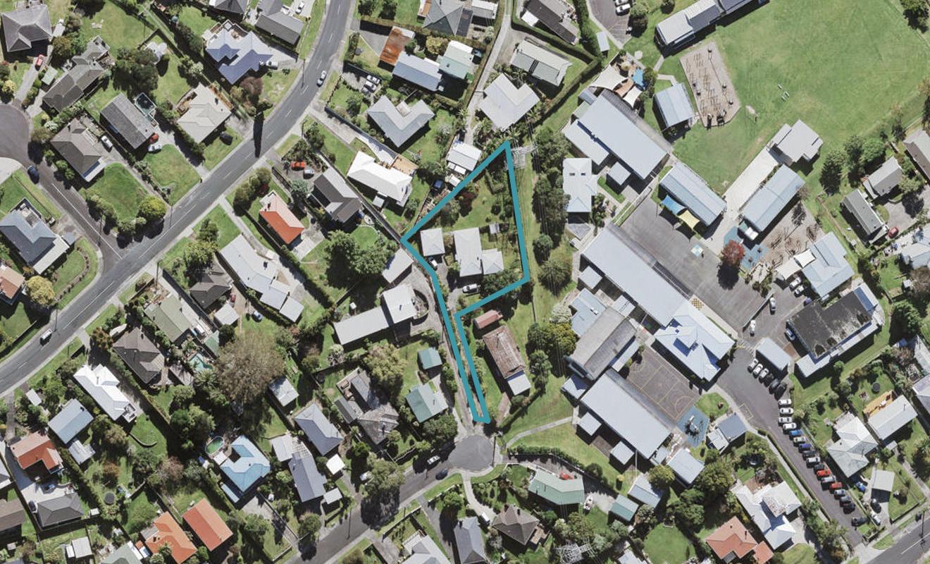 42 Coniston Avenue, Te Atatu South, Auckland - Carousel 1