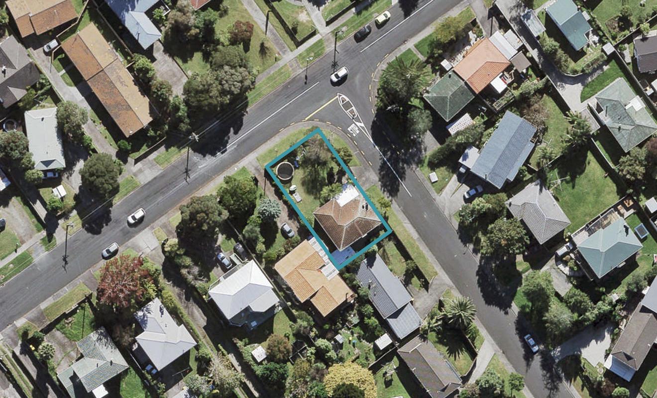 39 Roberts Road, Te Atatu South, Auckland - Carousel 1