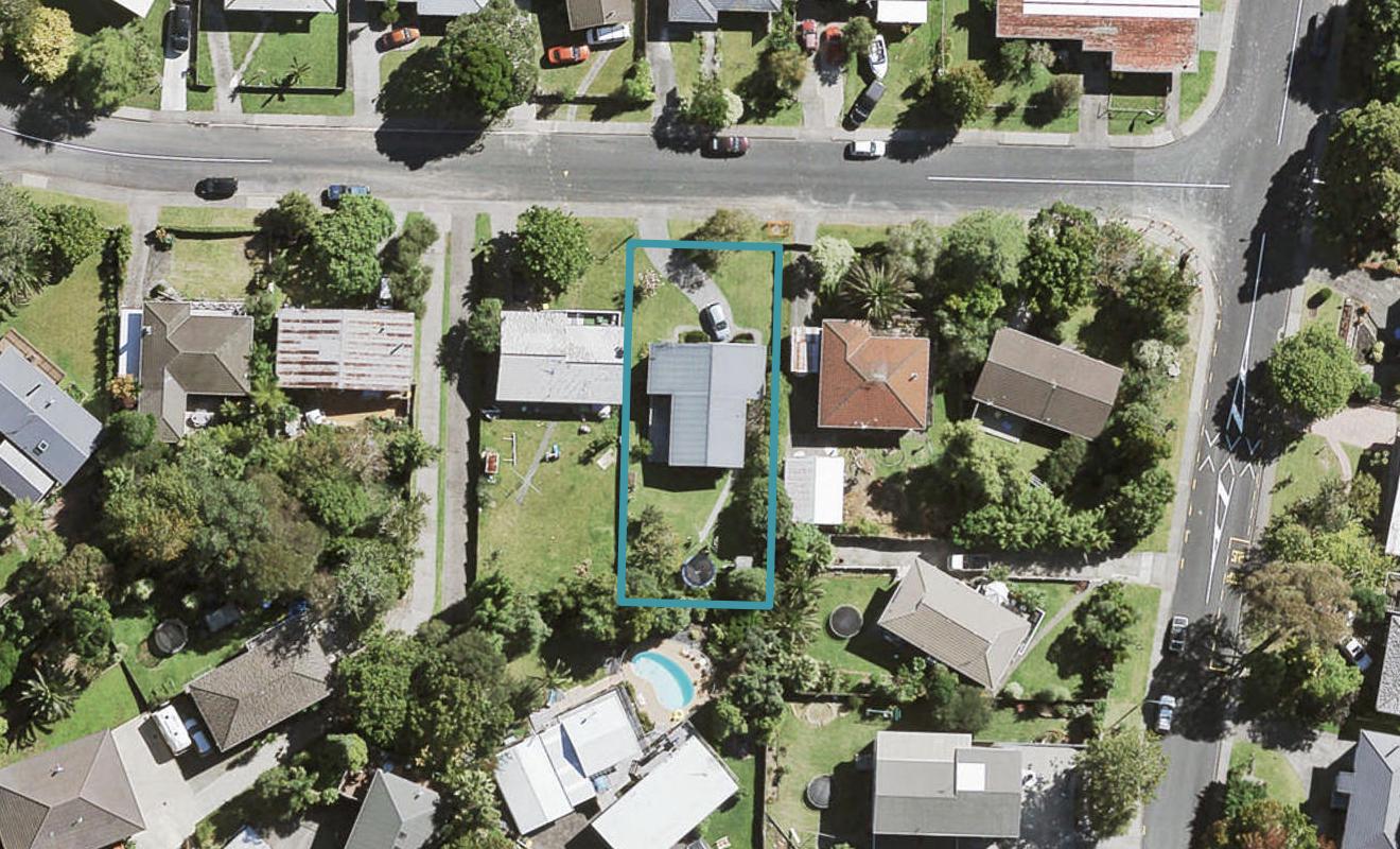 6 Pendlebury Street, Green Bay, Auckland - Carousel 1