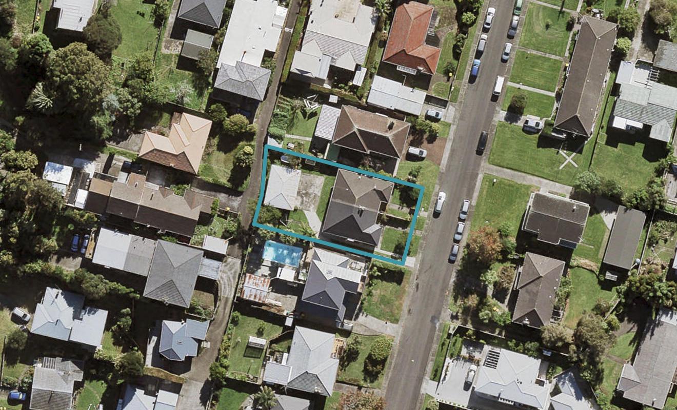 2/5 Dudding Avenue, Northcote, Auckland - Carousel 1
