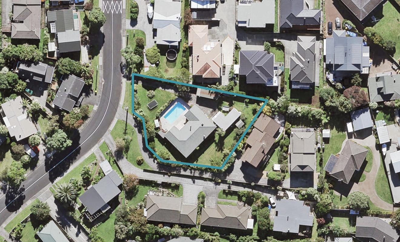 2 Lantana Road, Green Bay, Auckland - Carousel 1