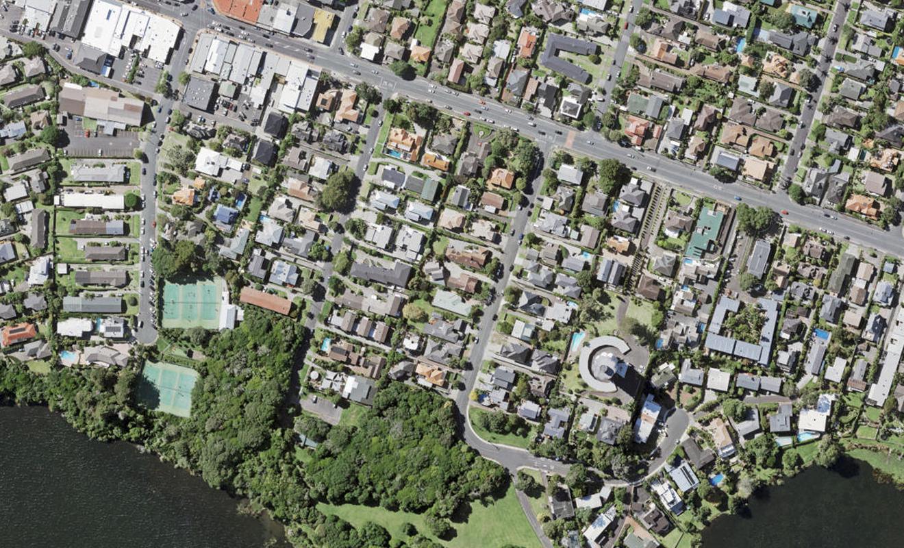 2/7 Sylvan Park Avenue, Milford, Auckland - Carousel 1