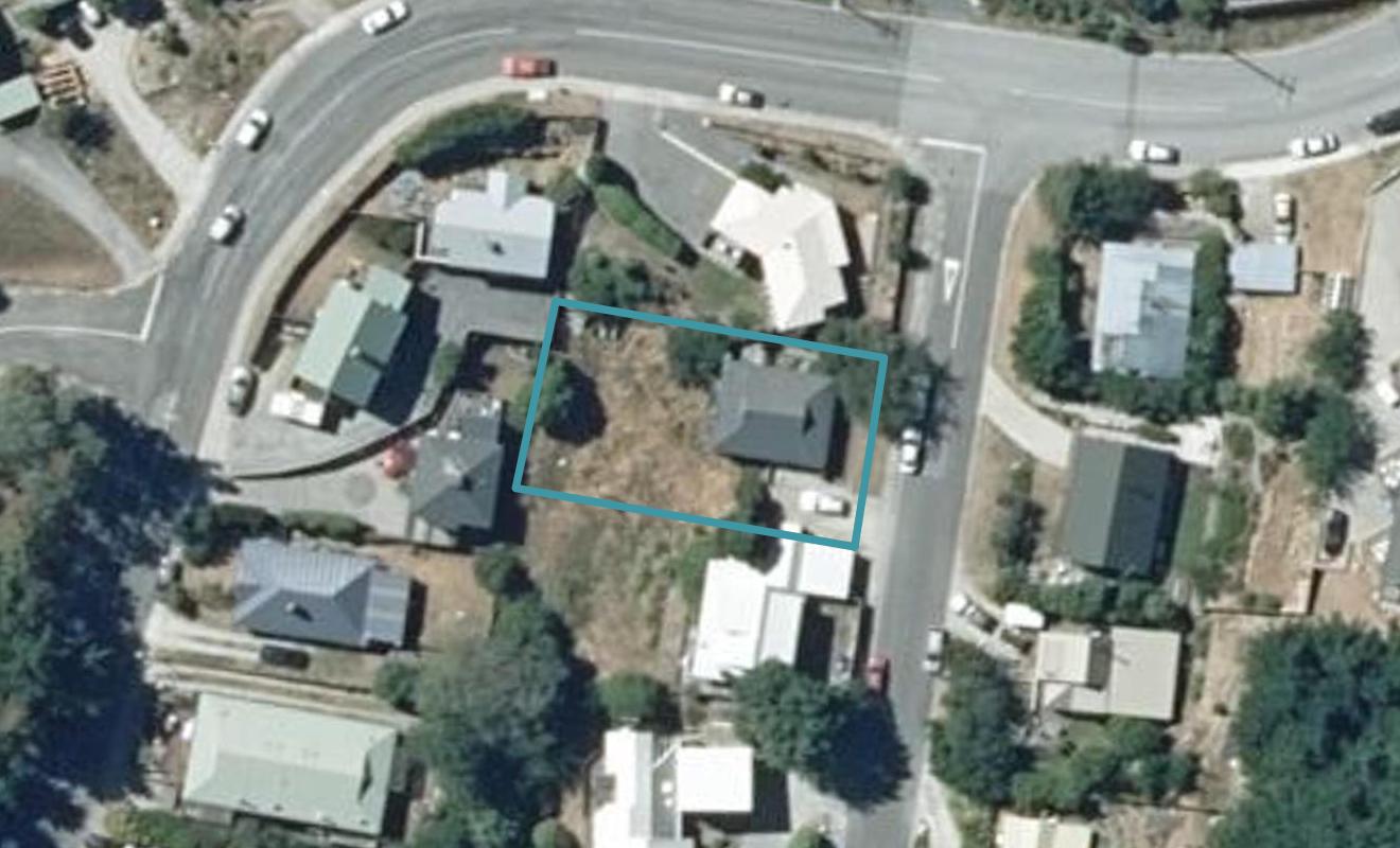 4 MacKinnon Terrace, Sunshine Bay, Queenstown - Carousel 1