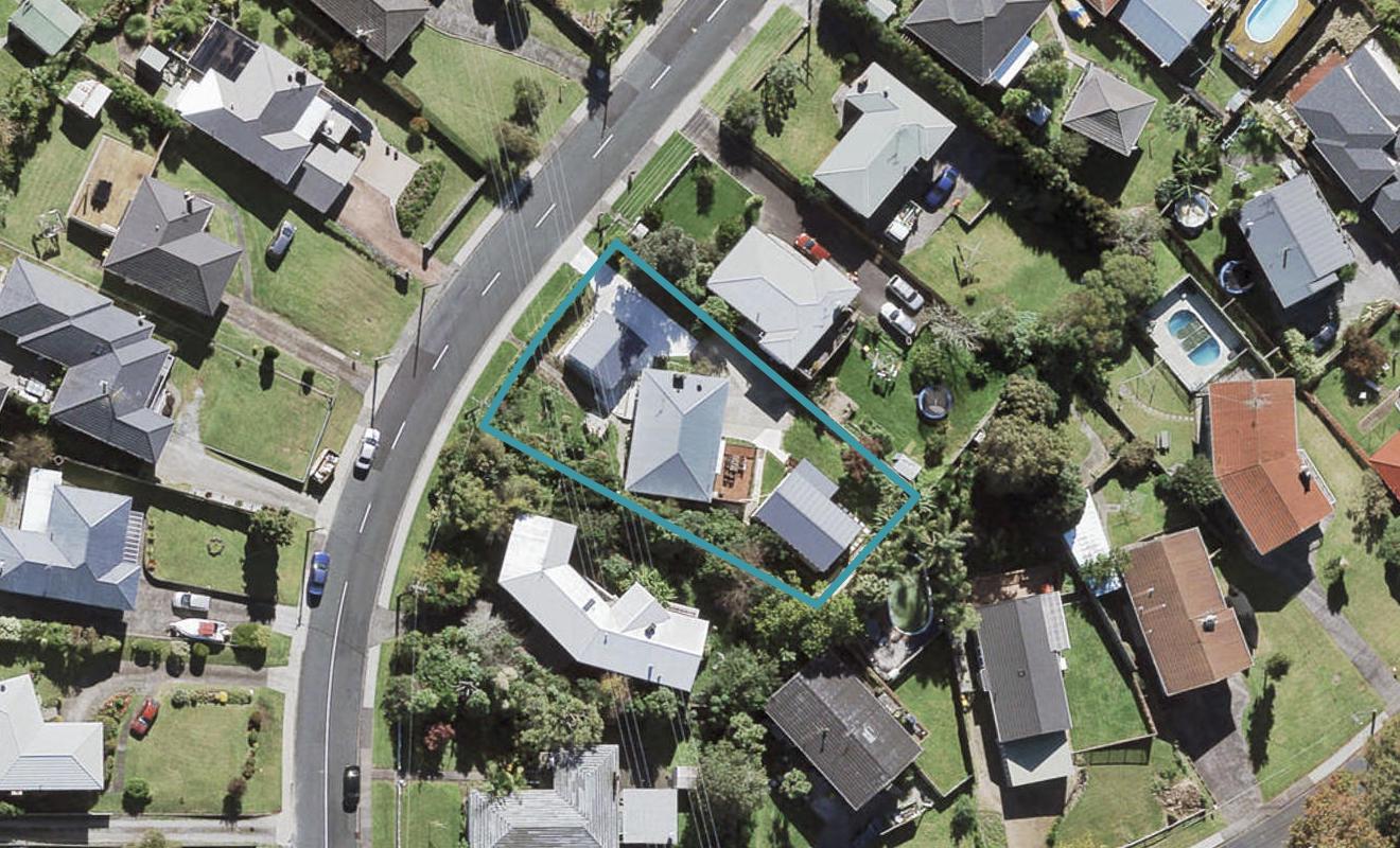 47 Tiroroa Avenue, Te Atatu South, Auckland - Carousel 1