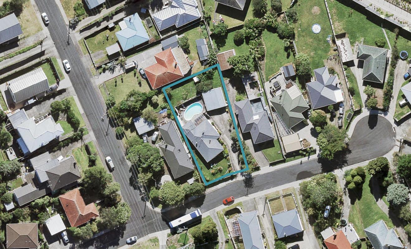 12 Paton Avenue, Te Atatu South, Auckland - Carousel 1