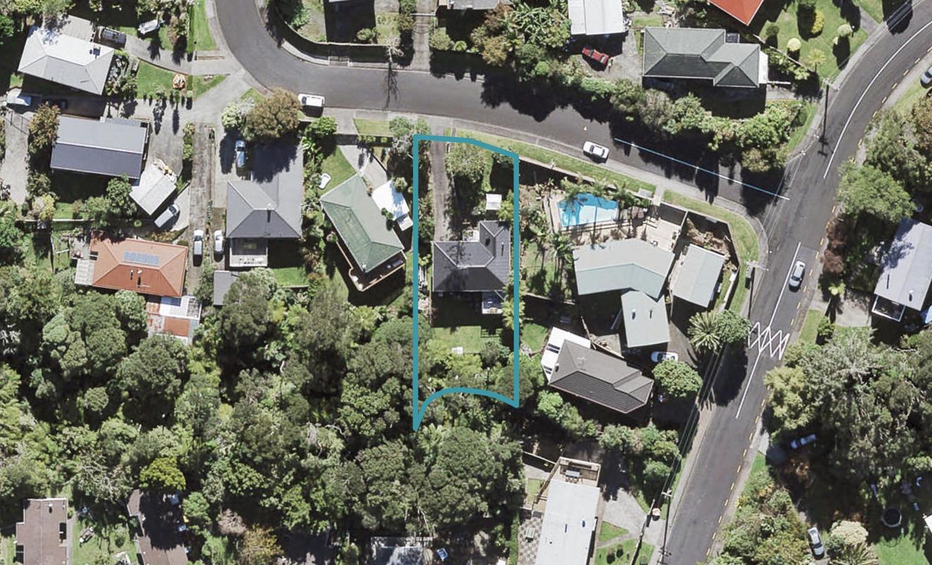 4 Thuja Street, Green Bay, Auckland - Carousel 1