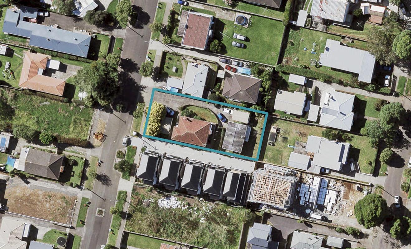 8 Holland Avenue, Point England, Auckland - Carousel 1