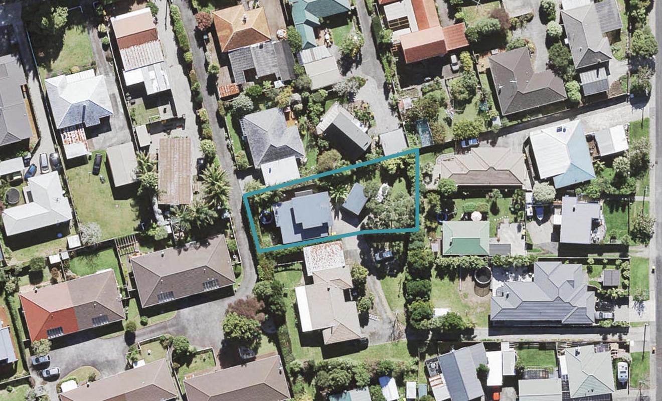 5B Bishop Street, Green Bay, Auckland - Carousel 1
