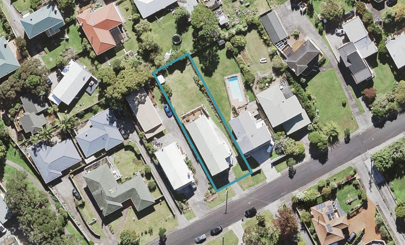 83 Cliff View Drive, Green Bay, Auckland - Carousel 1