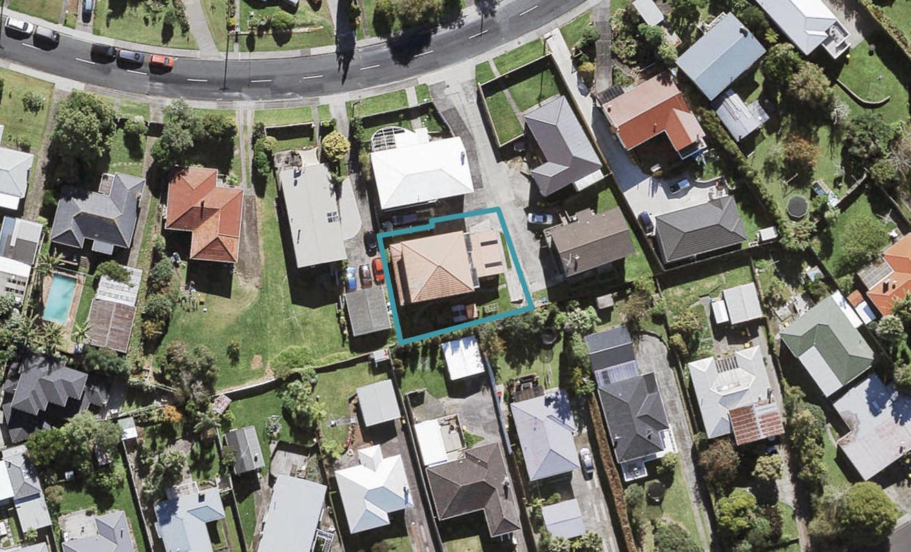 13A Tiroroa Avenue, Te Atatu South, Auckland - Carousel 1