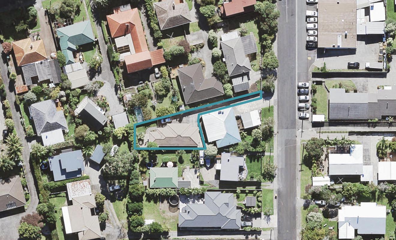 1A Bishop Street, Green Bay, Auckland - Carousel 1