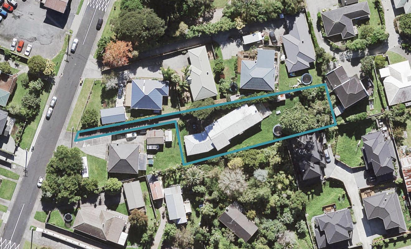 8A Vardon Road, Green Bay, Auckland - Carousel 1